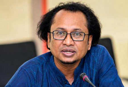 প্রধানমন্ত্রীর তথ্য উপদেষ্টাকে দিল্লিতে প্রবেশে বাধা