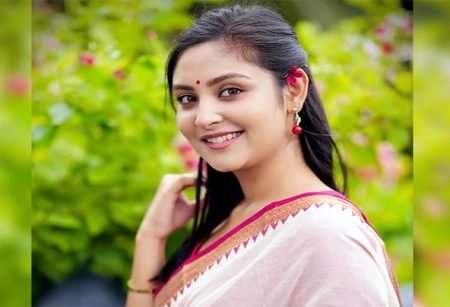 বাগদান নাকি প্রেম, নিজের অবস্থান জানালেন অভিনেত্রী নীহা