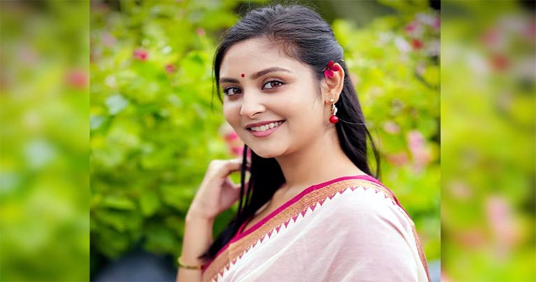 বাগদান নাকি প্রেম, নিজের অবস্থান জানালেন অভিনেত্রী নীহা
