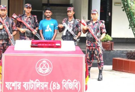 যশোরে ১ কোটি ১০ লাখ টাকার স্বর্ণের বারসহ পাচারকারী আটক