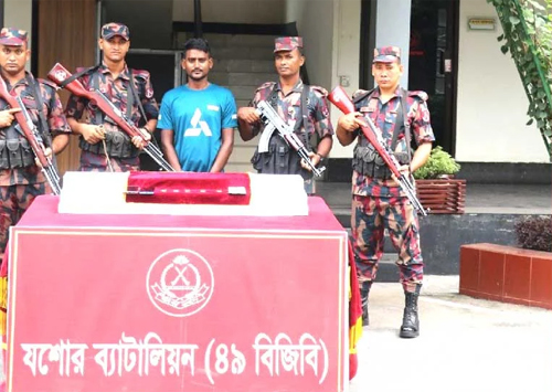 যশোরে ১ কোটি ১০ লাখ টাকার স্বর্ণের বারসহ পাচারকারী আটক