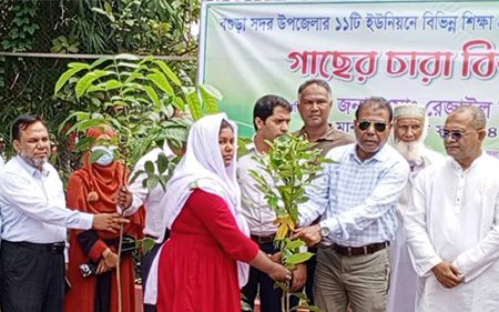 বগুড়ায় শিক্ষার্থীদের মাঝে ফলজ, বনজ ও ঔষধি গাছের চারা বিতরণ
