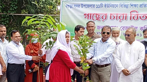 বগুড়ায় শিক্ষার্থীদের মাঝে ফলজ, বনজ ও ঔষধি গাছের চারা বিতরণ