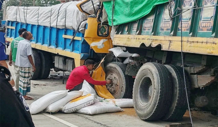 বগুড়ায় দাঁড়িয়ে থাকা ট্রাকে আরেক ট্রাকের ধাক্কা, নিহত ২