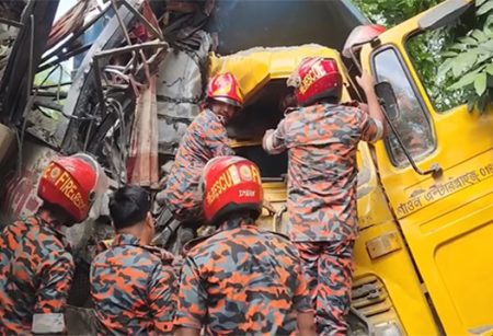 চাঁদপুরে বাস-ট্রাকের মুখোমুখি সংঘর্ষে নিহত ৩, আহত ১৮