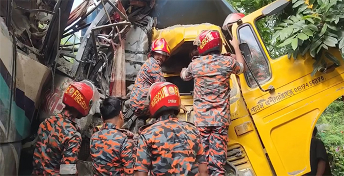 চাঁদপুরে বাস-ট্রাকের মুখোমুখি সংঘর্ষে নিহত ৩, আহত ১৮