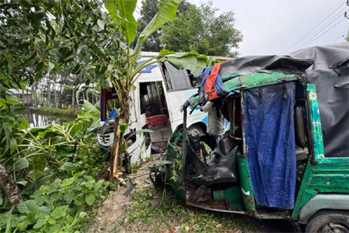 রাজবাড়ীতে বাস-মাহিন্দ্র সংঘর্ষে চালক নিহত, একই পরিবারের চারজনসহ আহত ৫