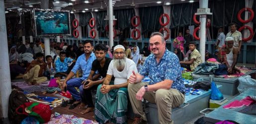 লঞ্চে সাধারণ যাত্রীদের সঙ্গে আড্ডায় মার্কিন রাষ্ট্রদূত, খেলেন দেশীয় খাবার