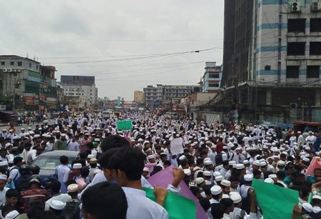 কাভার্ডভ্যানের চাপায় শিক্ষার্থী নিহত, ফুটওভার ব্রিজের দাবিতে মহাসড়ক অবরোধ