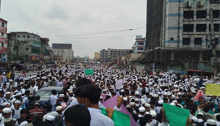 কাভার্ডভ্যানের চাপায় শিক্ষার্থী নিহত, ফুটওভার ব্রিজের দাবিতে মহাসড়ক অবরোধ