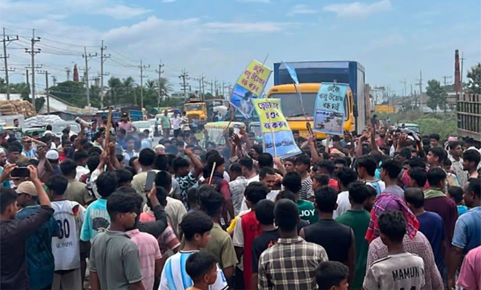 অবৈধ বালু উত্তোলনের প্রতিবাদে ঢাকা-সিলেট মহাসড়ক অবরোধ, ১০ কিমি যানজট