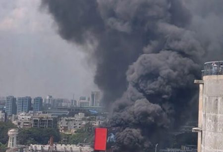 মহাখালীতে পরিত্যক্ত সাততলা ভবনে আগুন, ঘটনাস্থলে ফায়ার সার্ভিসের ৩ ইউনিট