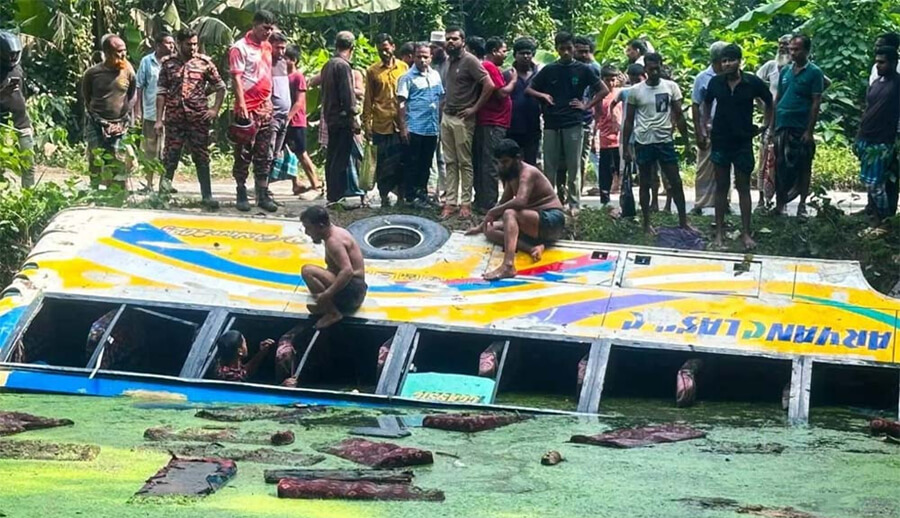 বরিশালে নিয়ন্ত্রণ হারিয়ে বাস পুকুরে, নিহত ১