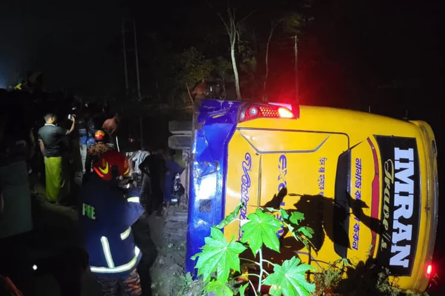 পটুয়াখালীতে বাস-অটোরিকশার মুখোমুখি সংঘর্ষ, নিহত ৪