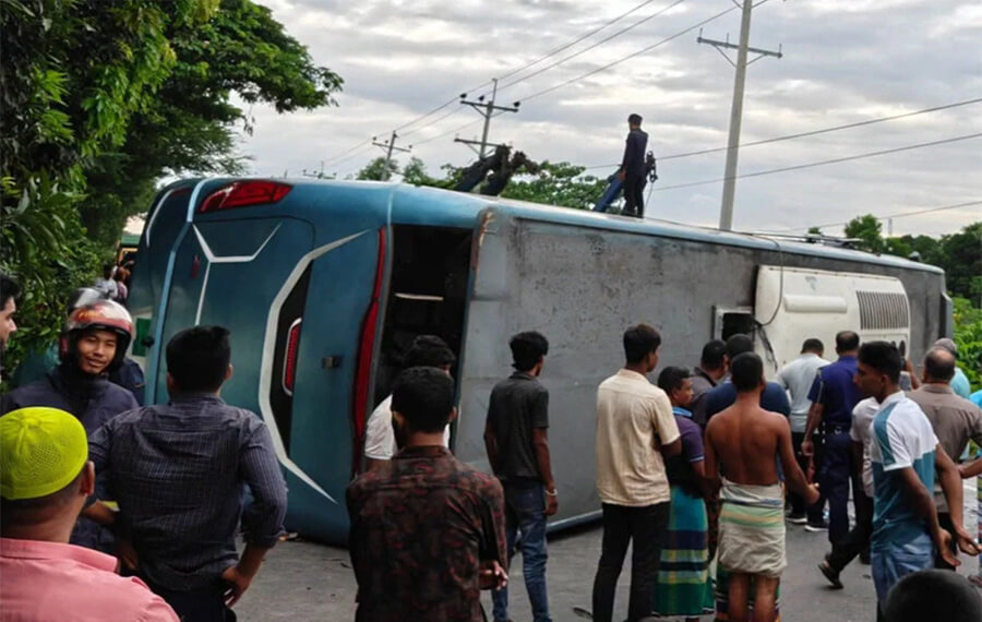 দাউদকান্দিতে মহাসড়কের মাঝখানে বাস উল্টে আহত ২৫