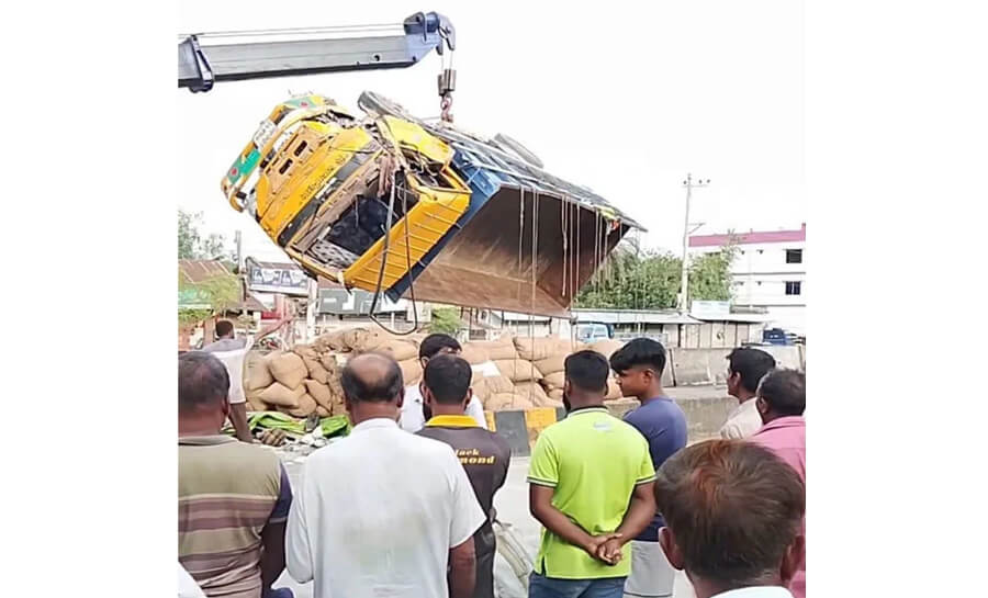 বগুড়ার শাজাহানপুরে মাইক্রোবাস-ট্রাক সংঘর্ষে নিহত ২, আহত ৭