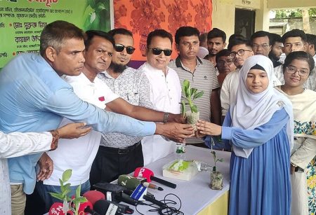 নরসিংদীতে ২ হাজার শিক্ষার্থীর মাঝে গাছের চারা বিতরণ