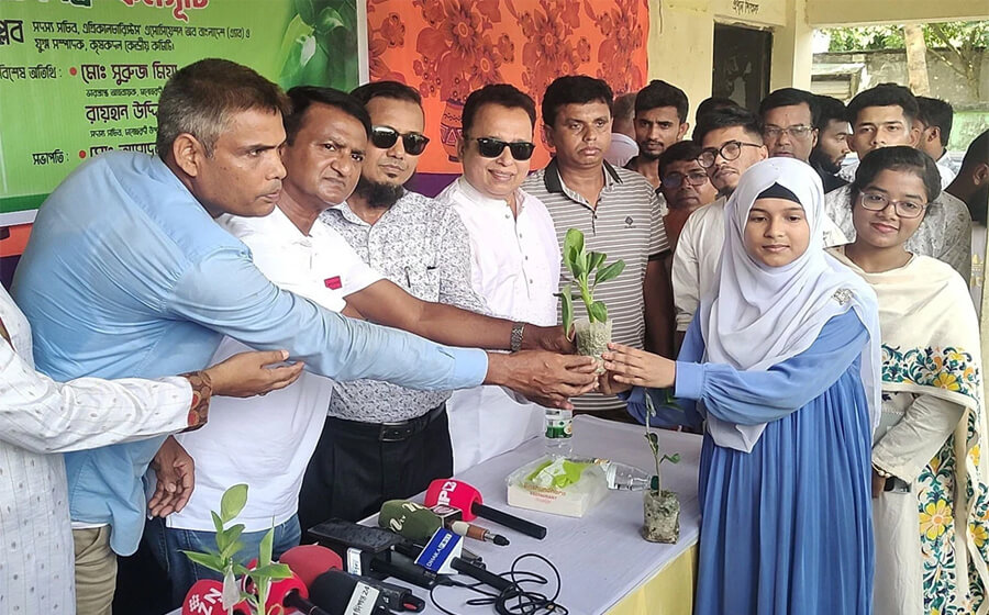 নরসিংদীতে ২ হাজার শিক্ষার্থীর মাঝে গাছের চারা বিতরণ