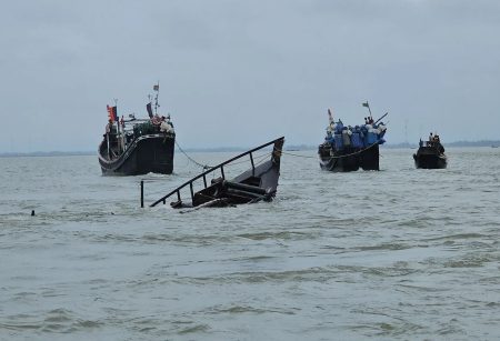 বঙ্গোপসাগরে মাছ ধরার নৌকাডুবি, উদ্ধার ১৩ জেলে; নিখোঁজ ১