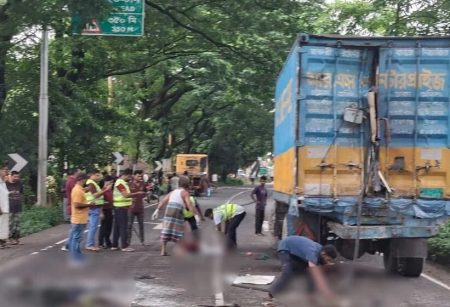 ফেনীতে দাঁড়িয়ে থাকা কাভার্ডভ্যানে বাসের ধাক্কা, নিহত ৩