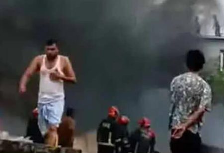 বাড্ডায় ফার্নিচারের গোডাউনে আগুন, নিয়ন্ত্রণে ফায়ার সার্ভিস