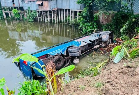 ফরিদপুরে ট্রাকের ধাক্কায় পুকুরে বাস, আহত ১৫