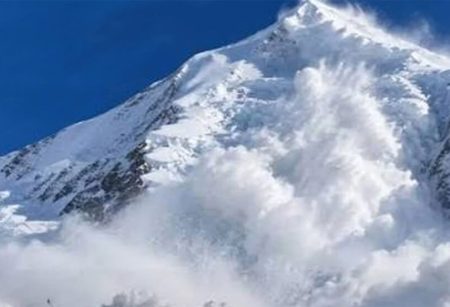নেপালে ভয়াবহ তুষারধস, ২ মরদেহ উদ্ধার; নিখোঁজ ১০