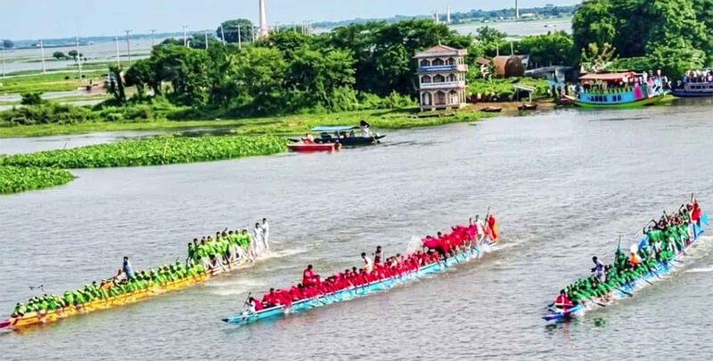 নৌকা বাইচ ঘিরে দর্শনার্থীদের ঢল