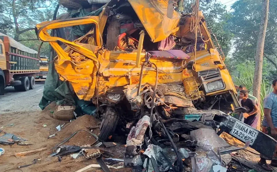 নাটোরে বাস-ট্রাকের সংঘর্ষে নিহত ১৩, আহত ২৫