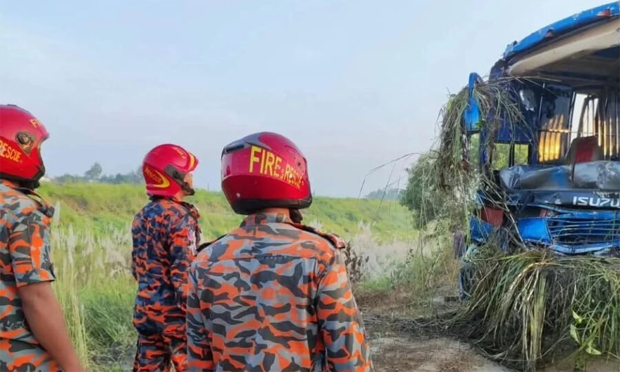 ঢাকা-মাওয়া এক্সপ্রেসওয়েতে বাস খাদে পড়ে নিহত ৩, আহত ১৬