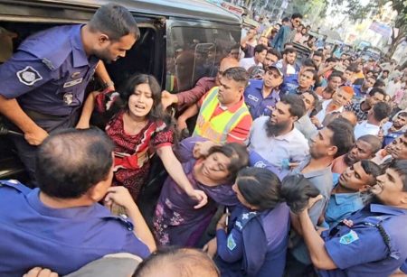 বগুড়ায় আদালত চত্বরে তরুণীকে জোর করে মাইক্রোবাসে তোলার চেষ্টা