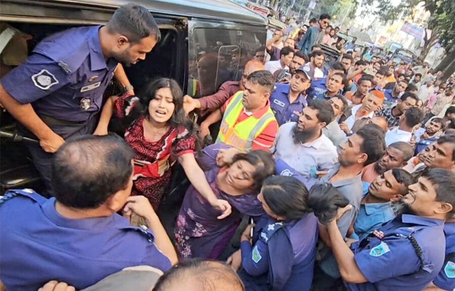 বগুড়ায় আদালত চত্বরে তরুণীকে জোর করে মাইক্রোবাসে তোলার চেষ্টা