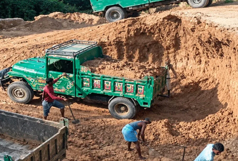 ফটিকছড়িতে খালের পাড় কেটে মাটি বিক্রি, ভাঙনঝুঁকিতে বসতঘর-ফসলি জমি