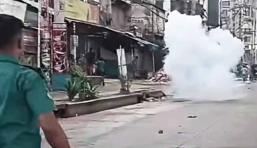 গাজীপুরে বেতন বৃদ্ধির দাবিতে মহাসড়ক অবরোধ, পুলিশের টিয়ারশেল