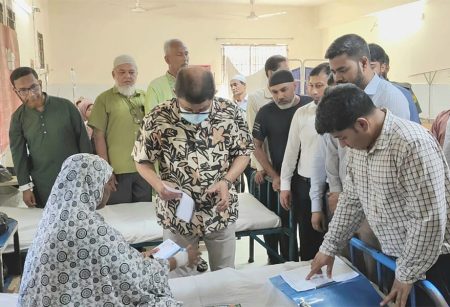 মুরাদনগর হাসপাতালে মন্ত্রীর আকস্মিক পরিদর্শন, অনুপস্থিত ৫ চিকিৎসকের বিরুদ্ধে ব্যবস্থা