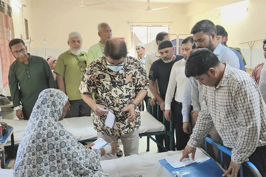 মুরাদনগর হাসপাতালে মন্ত্রীর আকস্মিক পরিদর্শন, অনুপস্থিত ৫ চিকিৎসকের বিরুদ্ধে ব্যবস্থা
