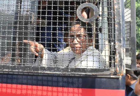 দিল্লিতে ধর্না থেকে আটক মমতা ব্যানার্জি, অজ্ঞাত স্থানে নেওয়ার দাবি তৃণমূলের