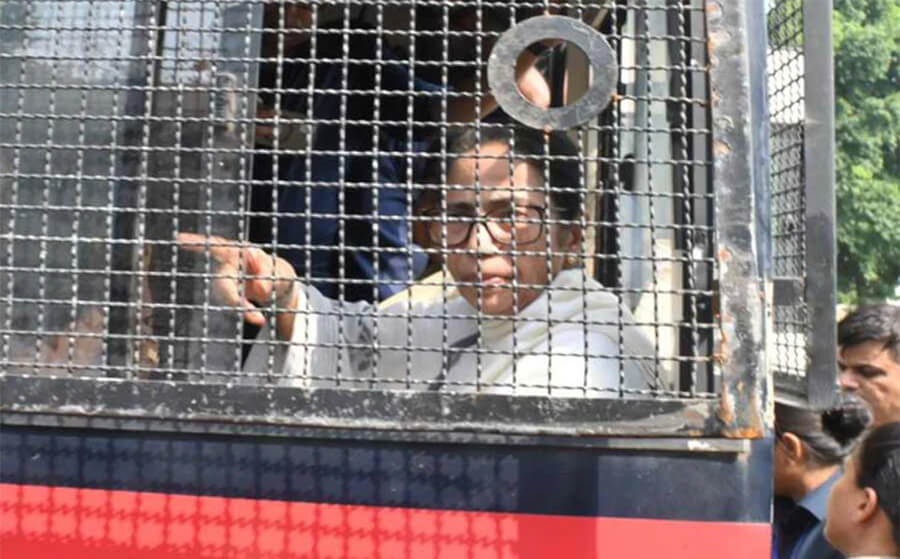 দিল্লিতে ধর্না থেকে আটক মমতা ব্যানার্জি, অজ্ঞাত স্থানে নেওয়ার দাবি তৃণমূলের